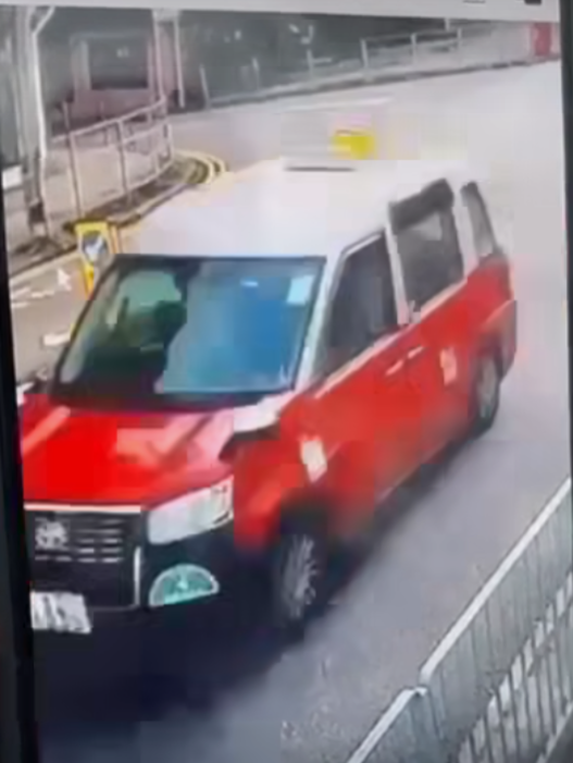 有網民今日(17日)將案發現場附近閉路電視影片上載社交網站,見到兩名身穿黑色衫褲的男子,揮刀追斬事主,事主失足倒地,一名兇徒再向他揮刀;兩名刀手隨即登上一輛的士逃遁。(影片截圖)