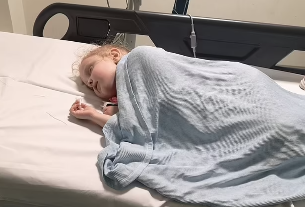 英國4歲女童Marnie Moore喝了500毫升沙冰後不適,最終留院了3日。(互聯網)