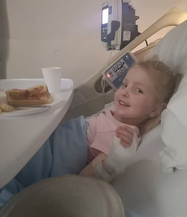 英國4歲女童Marnie Moore喝了500毫升沙冰後不適,最終留院了3日。(互聯網)