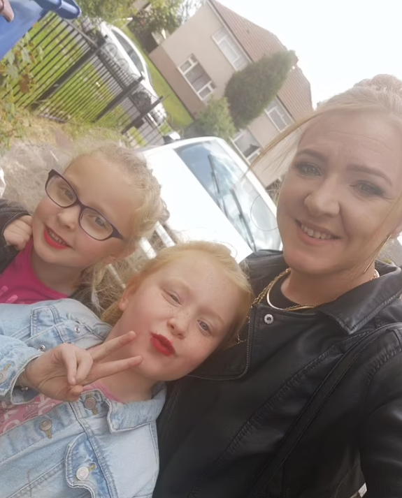 英國4歲女童Marnie Moore喝了500毫升沙冰後不適,最終留院了3日。(互聯網)