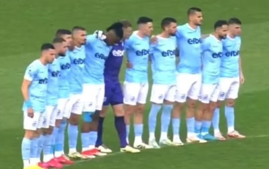 保加利亞一場甲組足球聯賽發生了令人哭笑不得的大烏龍,有球隊誤以為一位名宿離世,於球賽開賽前組織己方及對手球員於中圈默哀,後來才驚覺他仍在生,會方為此道歉。(影片截圖)