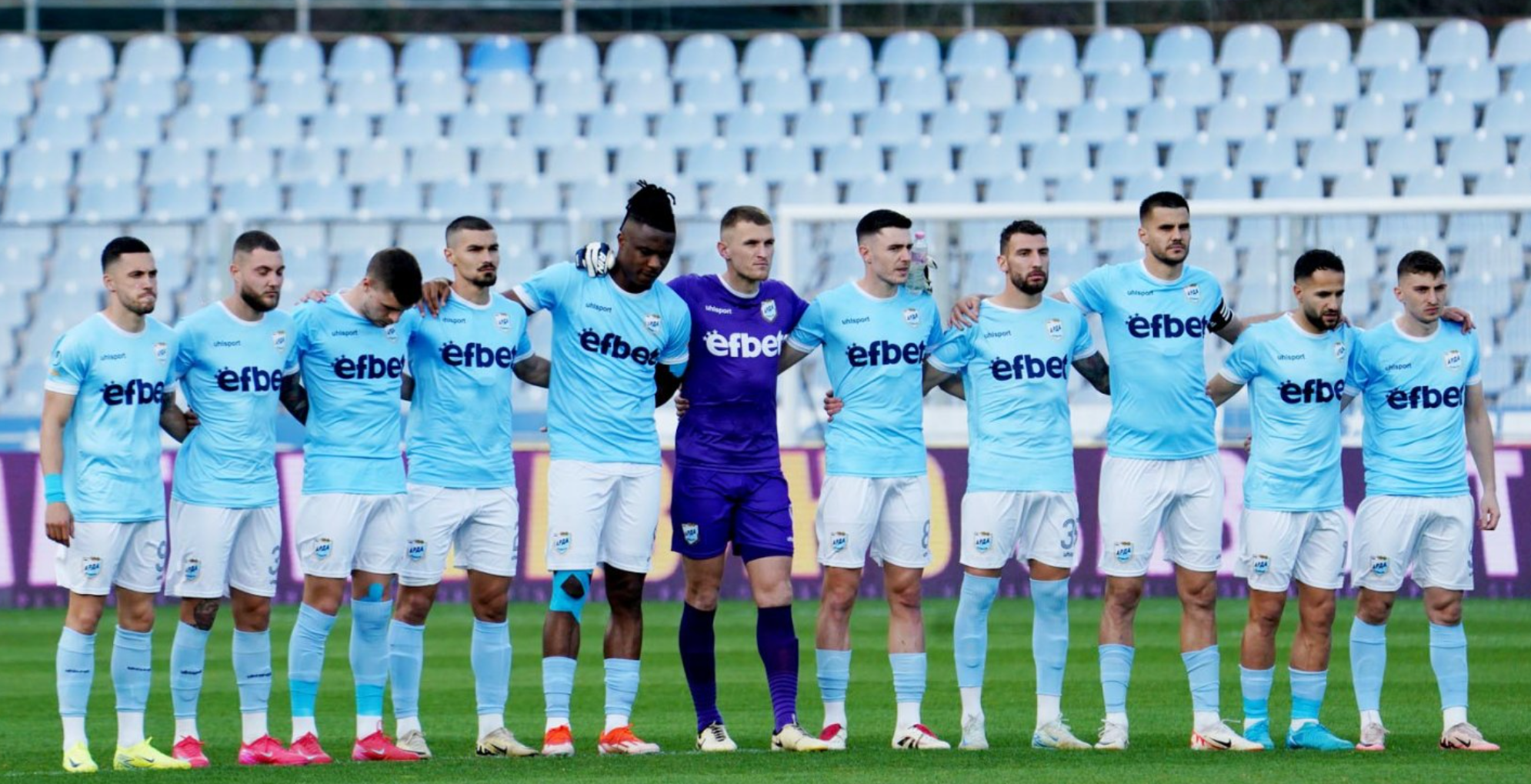 保加利亞一場甲組足球聯賽發生了令人哭笑不得的大烏龍,有球隊誤以為一位名宿離世,於球賽開賽前組織己方及對手球員於中圈默哀,後來才驚覺他仍在生,會方為此道歉。(網上圖片)