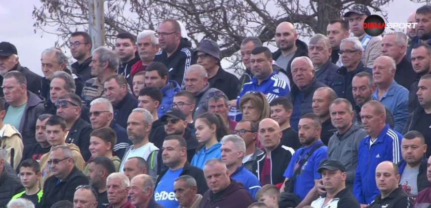 保加利亞一場甲組足球聯賽發生了令人哭笑不得的大烏龍,有球隊誤以為一位名宿離世,於球賽開賽前組織己方及對手球員於中圈默哀,後來才驚覺他仍在生,會方為此道歉。(影片截圖)