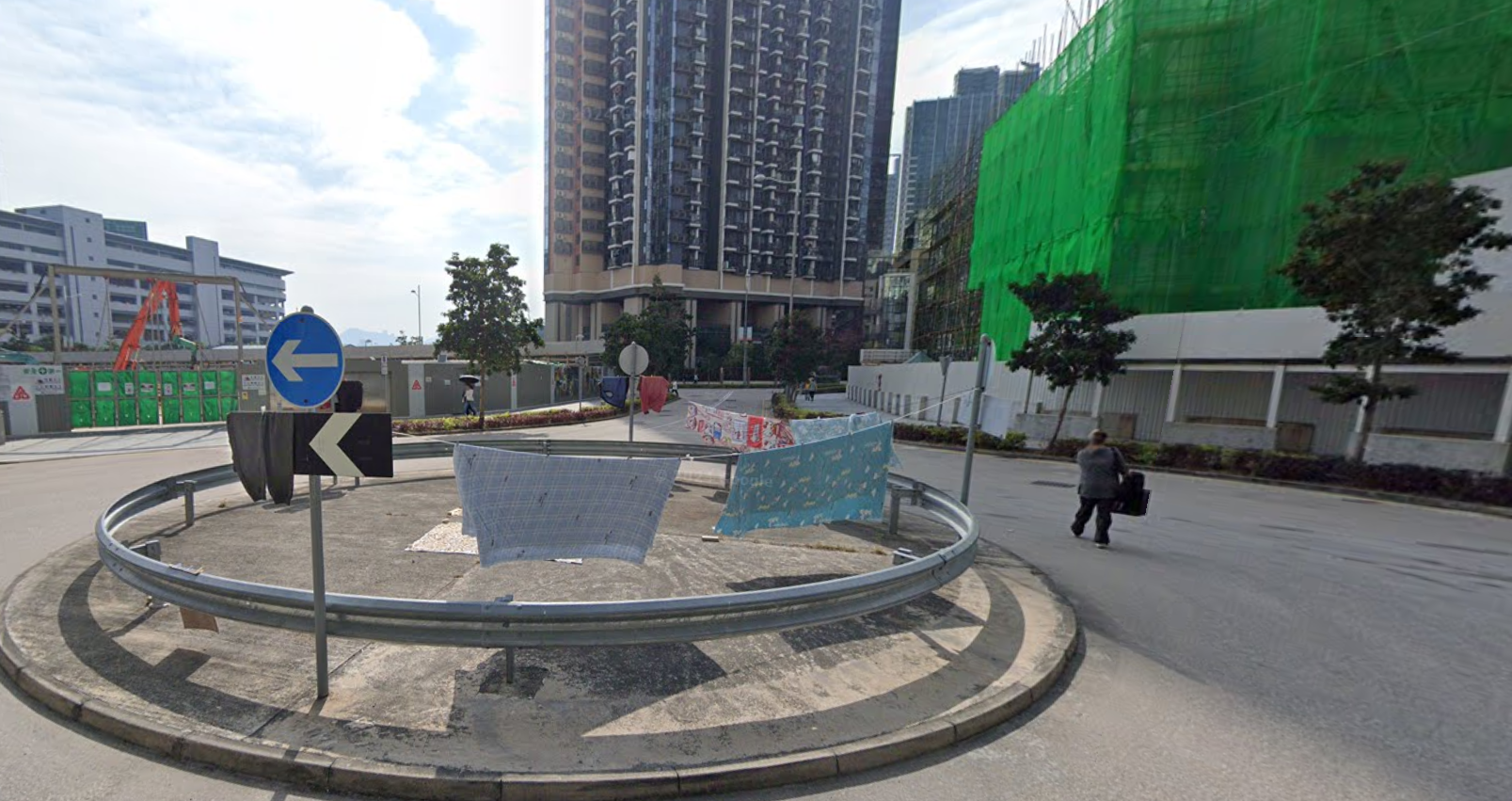 翻查Google Map,該迴旋處於2016年起已有人在晾衫。