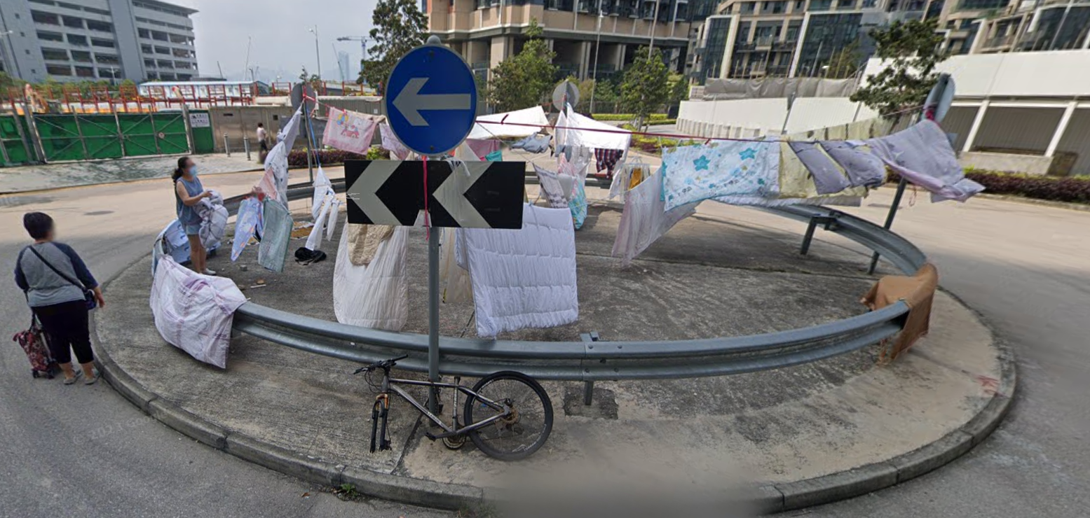 翻查Google Map,該迴旋處於2016年起已有人在晾衫。