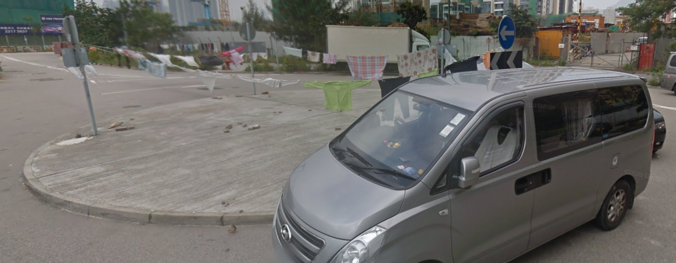 翻查Google Map,該迴旋處於2016年起已有人在晾衫。