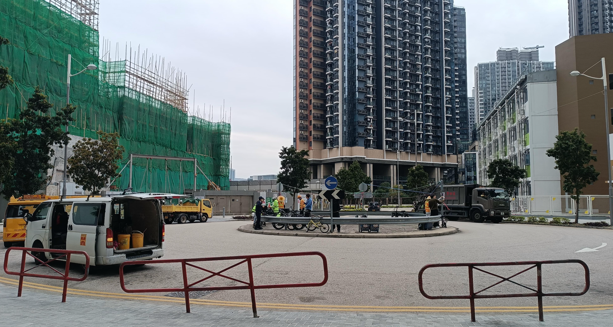 帖文成為熱話後,有網民今日拍得迴旋處已被路政署及食環署圍封。(連登討論區)