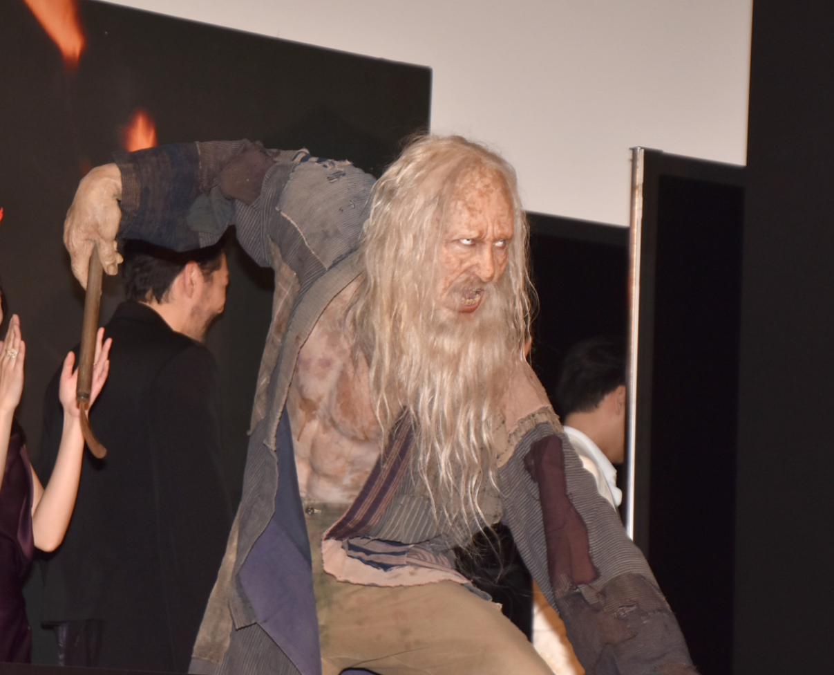 《噬亡村》的詭異角色「那個人」驚嚇現身。