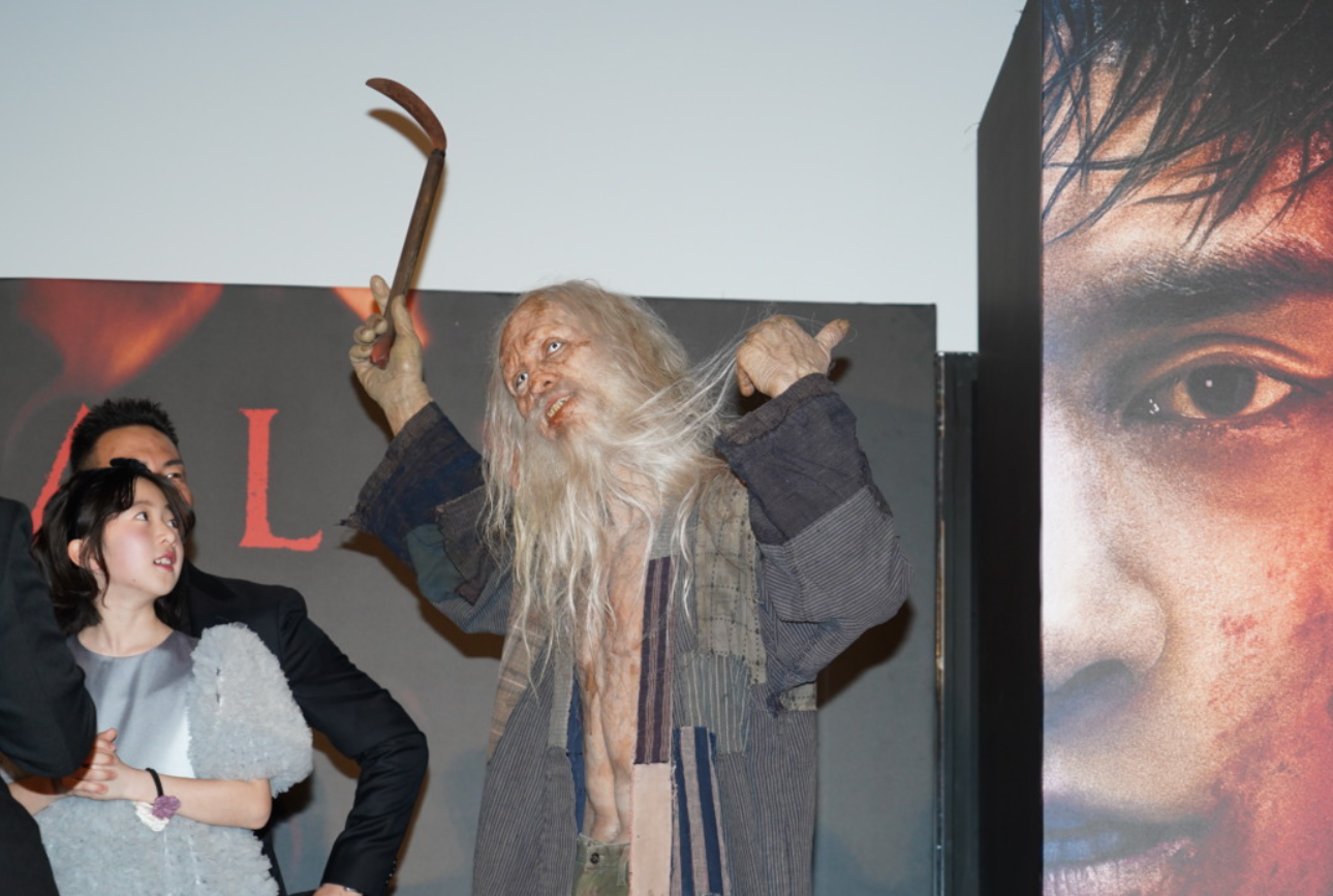 《噬亡村》的詭異角色「那個人」驚嚇現身。