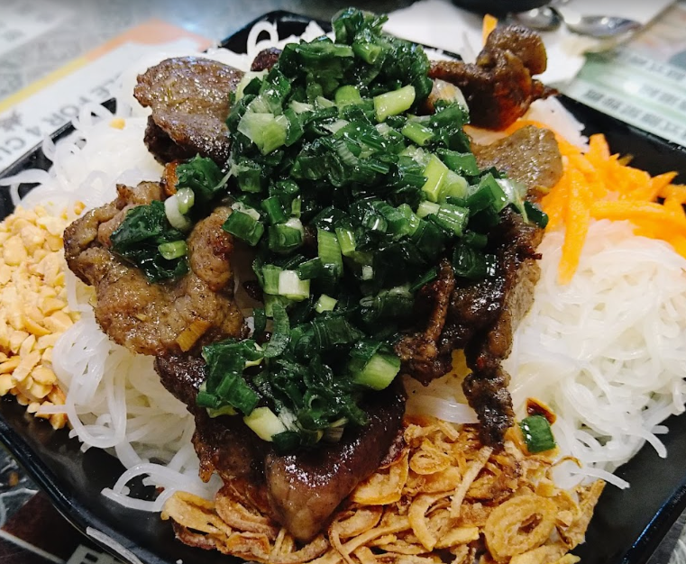 越興園再次宣布將與麵賜園於周日(3月23日)結業,並稱「頂得住疫情,捱不過通關」,不少網友都大感可惜。(網上圖片)