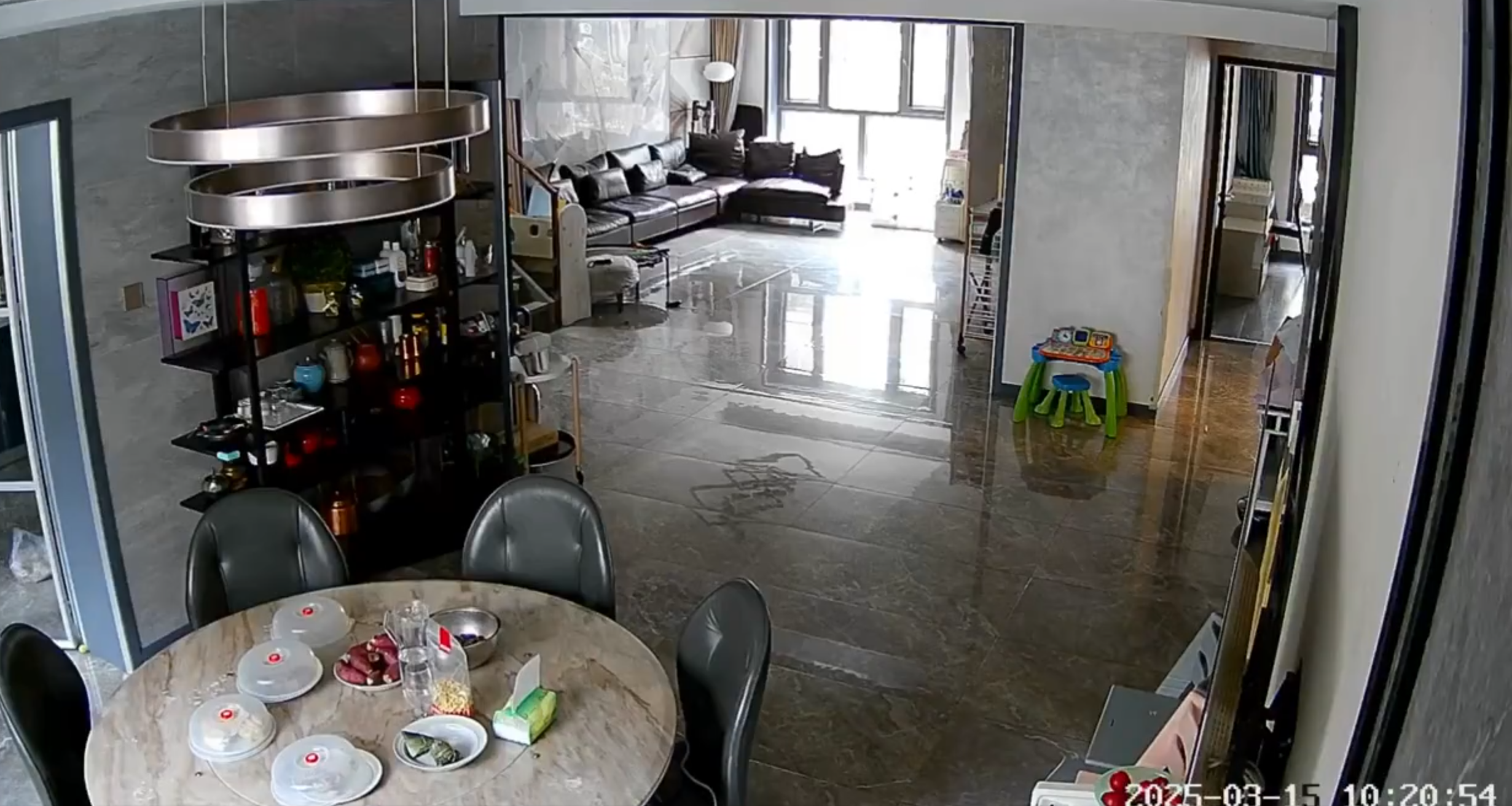 事發在河北唐山一戶人家,閉路鏡頭可見於上周六(15日)早上10時許,已準備餸菜的電動餐枱突然爆炸起火,火光四射,「連桌帶餸」一齊燃燒。事發時屋內兩名女子慌亂中不會用滅火器,最終以防火布撲滅火焰。(影片截圖)