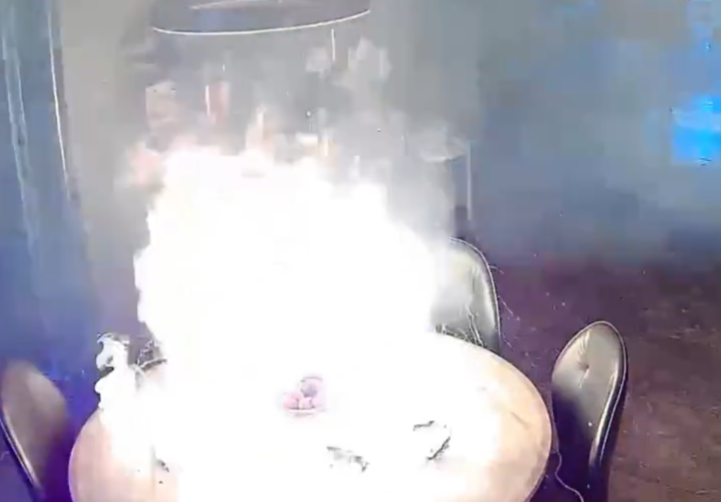 事發在河北唐山一戶人家,閉路鏡頭可見於上周六(15日)早上10時許,已準備餸菜的電動餐枱突然爆炸起火,火光四射,「連桌帶餸」一齊燃燒。事發時屋內兩名女子慌亂中不會用滅火器,最終以防火布撲滅火焰。(影片截圖)