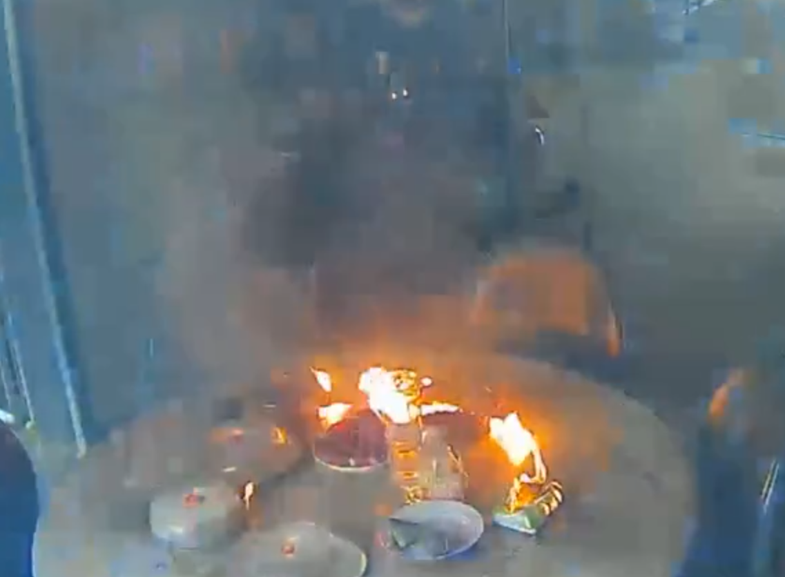 事發在河北唐山一戶人家,閉路鏡頭可見於上周六(15日)早上10時許,已準備餸菜的電動餐枱突然爆炸起火,火光四射,「連桌帶餸」一齊燃燒。事發時屋內兩名女子慌亂中不會用滅火器,最終以防火布撲滅火焰。(影片截圖)