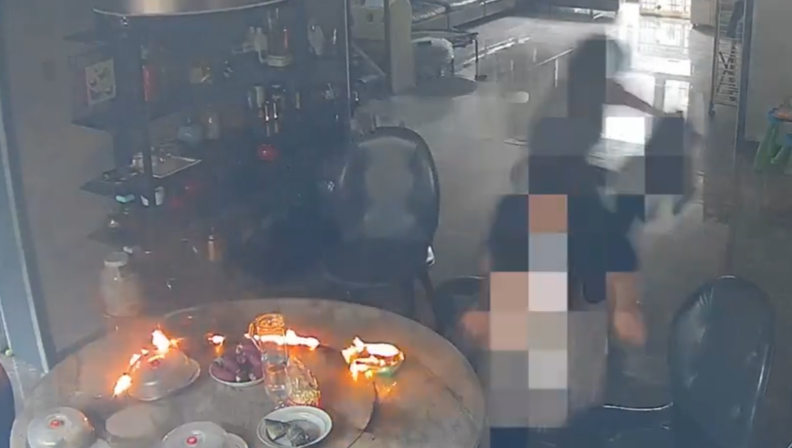 事發在河北唐山一戶人家,閉路鏡頭可見於上周六(15日)早上10時許,已準備餸菜的電動餐枱突然爆炸起火,火光四射,「連桌帶餸」一齊燃燒。事發時屋內兩名女子慌亂中不會用滅火器,最終以防火布撲滅火焰。(影片截圖)