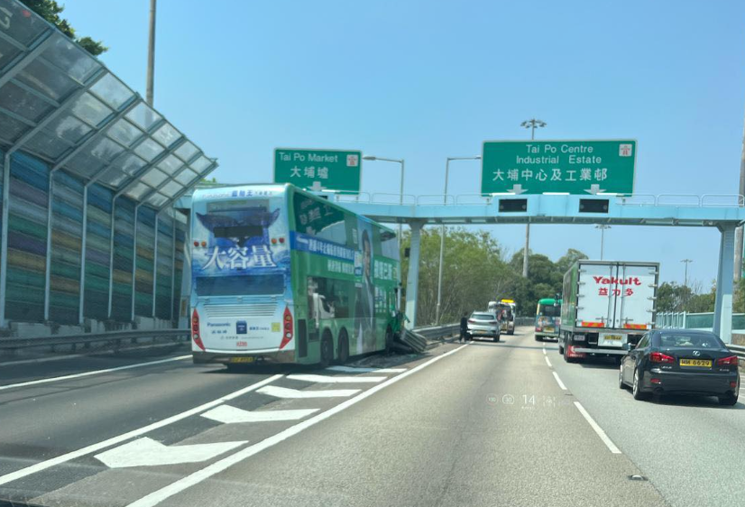 一輛九巴中午在大埔廣福邨對開一段吐露港公路失事,撞向用作分隔道路的防撞欄。 (馬路的事 (即時交通資訊台)FB)