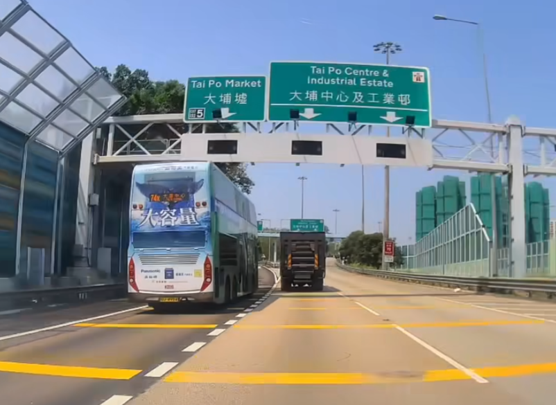 一輛九巴中午在大埔廣福邨對開一段吐露港公路失事,撞向用作分隔道路的防撞欄。 (馬路的事 (即時交通資訊台)FB)