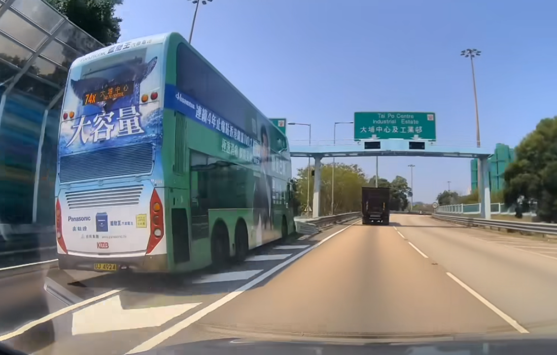 一輛九巴中午在大埔廣福邨對開一段吐露港公路失事,撞向用作分隔道路的防撞欄。 (馬路的事 (即時交通資訊台)FB)