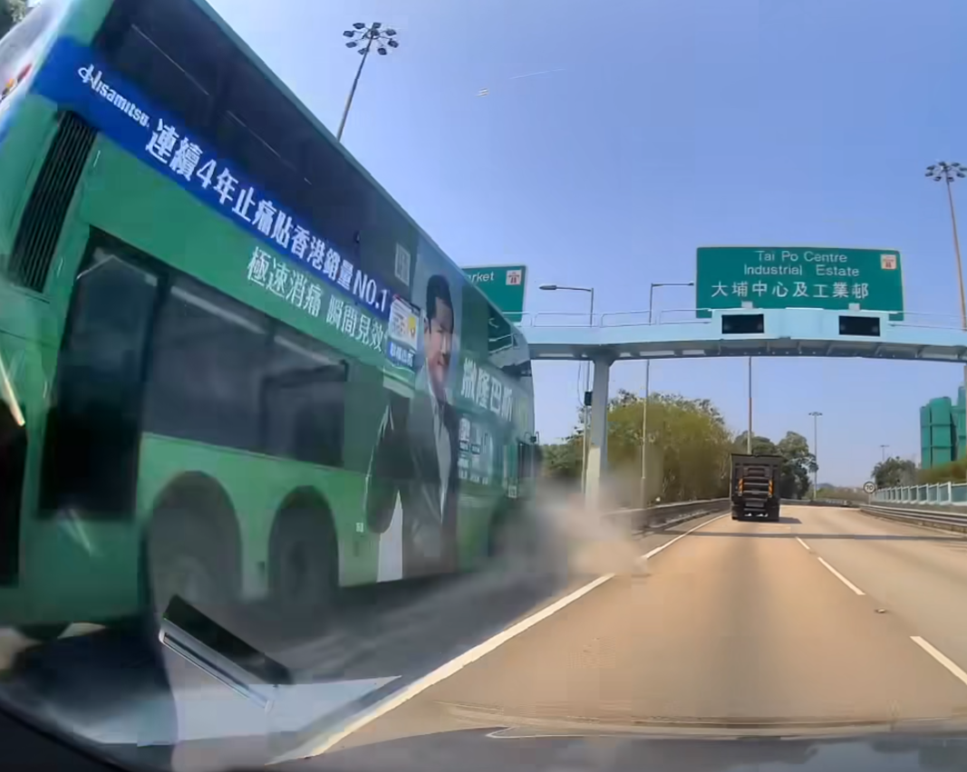 一輛九巴中午在大埔廣福邨對開一段吐露港公路失事,撞向用作分隔道路的防撞欄。 (馬路的事 (即時交通資訊台)FB)