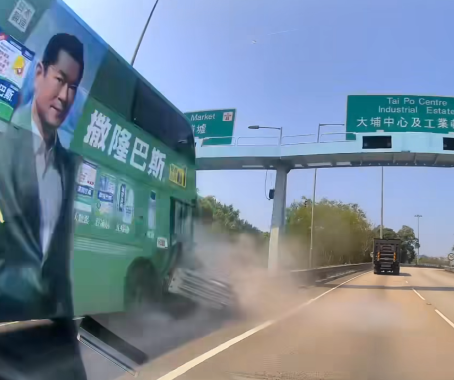 一輛九巴中午在大埔廣福邨對開一段吐露港公路失事,撞向用作分隔道路的防撞欄。 (馬路的事 (即時交通資訊台)FB)