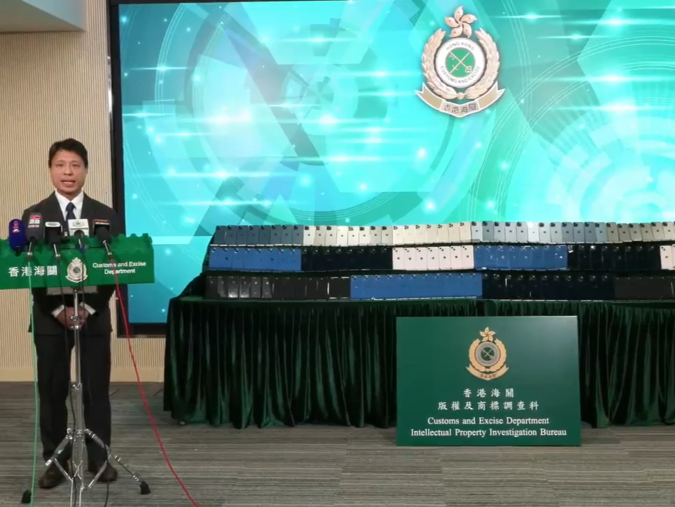 兩公司董事試圖出口冒牌iPhone到英國被捕,海關檢640萬元貨。(香港海關Facebook截圖)