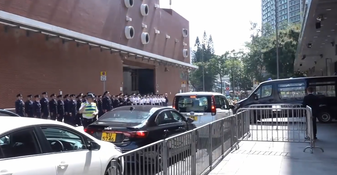 一名水警上月值勤時不適,及後離世,警隊替他舉行榮譽私人喪禮。喪禮在紅磡世界殯儀館舉行,多名警隊高層出席。(有線新聞畫面)