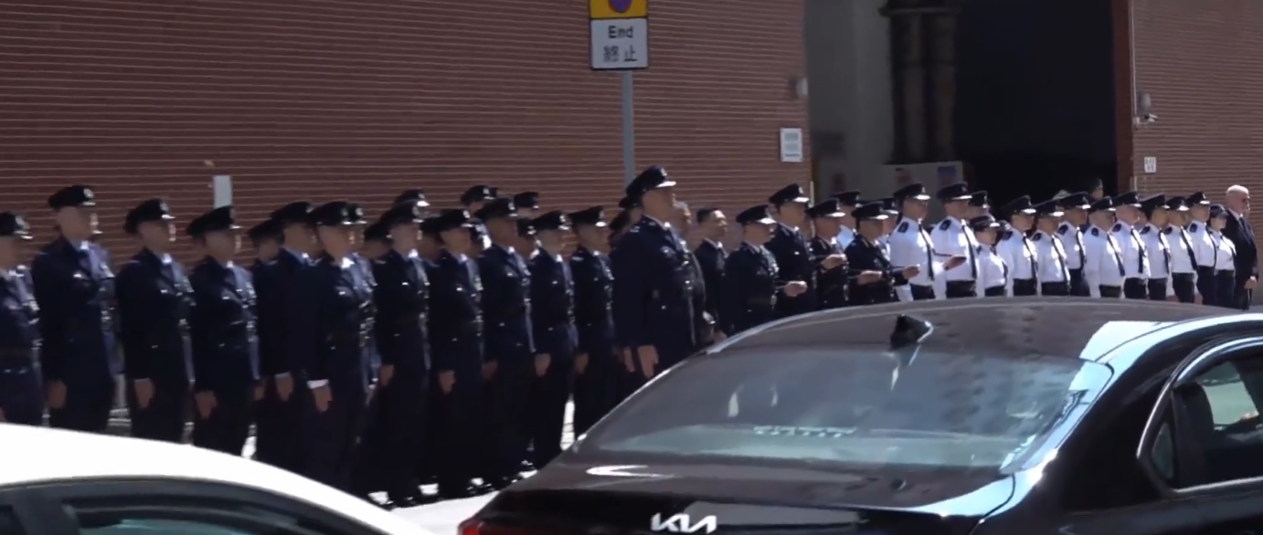 一名水警上月值勤時不適,及後離世,警隊替他舉行榮譽私人喪禮。喪禮在紅磡世界殯儀館舉行,多名警隊高層出席。(有線新聞畫面)