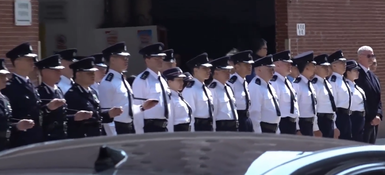 一名水警上月值勤時不適,及後離世,警隊替他舉行榮譽私人喪禮。喪禮在紅磡世界殯儀館舉行,多名警隊高層出席。(有線新聞畫面)