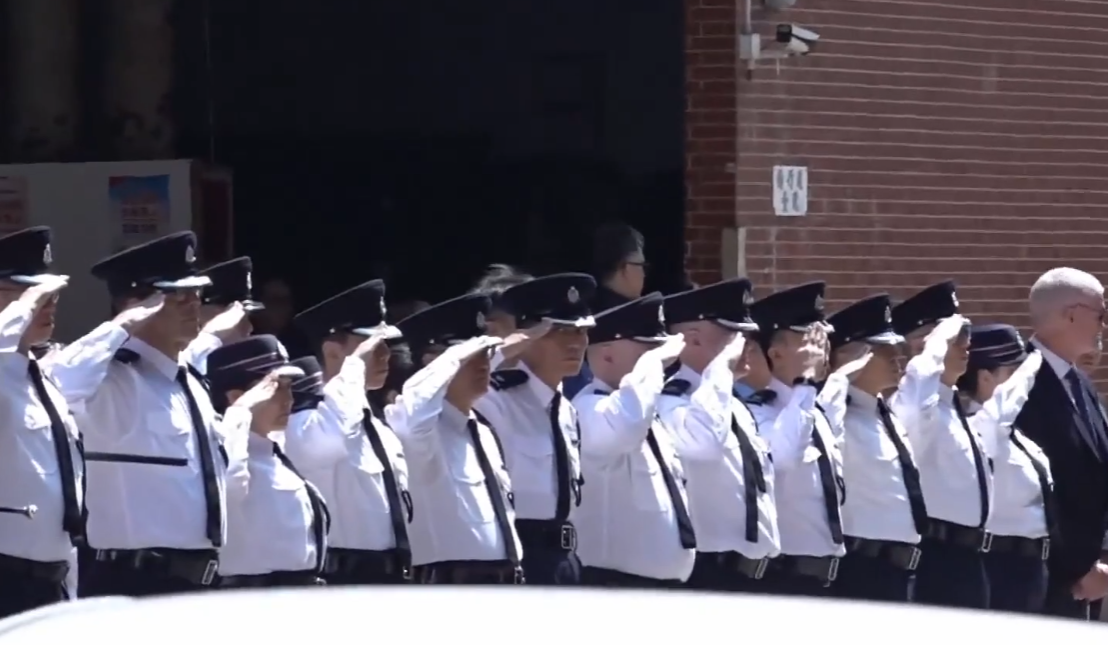 一名水警上月值勤時不適,及後離世,警隊替他舉行榮譽私人喪禮。喪禮在紅磡世界殯儀館舉行,多名警隊高層出席。(有線新聞畫面)