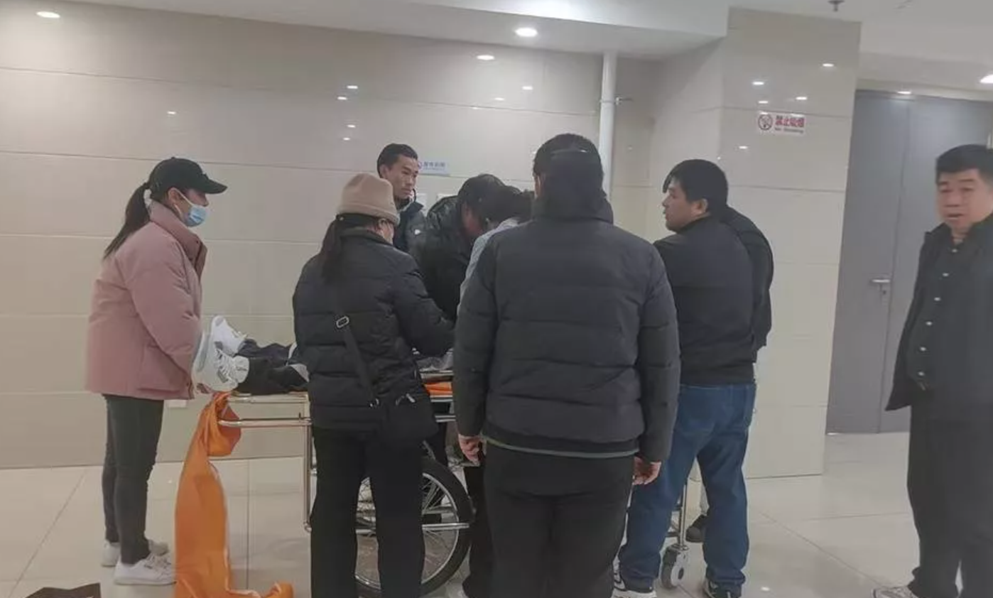 北京全運U19足球隊小將、效力北京國安梯隊的18歲小將郭嘉璇,2月初隨北京足協前往西班牙集訓,與當地球隊的一場友誼賽中期間頭部重創昏迷,上月中被送回國治療,他周三(19日)於北京天壇醫院離世,未及迎接今日(20日)的19歲生辰。哥哥稱他趕到醫院時,「嘉璇已經被推到太平間」。(網上圖片)