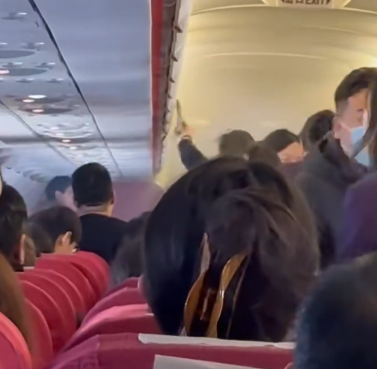 香港航空HX115原定杭州回港,中途轉飛福州。附近多個座位的乘客急疏散,及後客艙行李架火勢已撲滅,可見有燃燒痕跡,空姐及乘客不停倒蘋果汁及樽裝水降溫,不斷有水從行李架流出。(影片截圖)