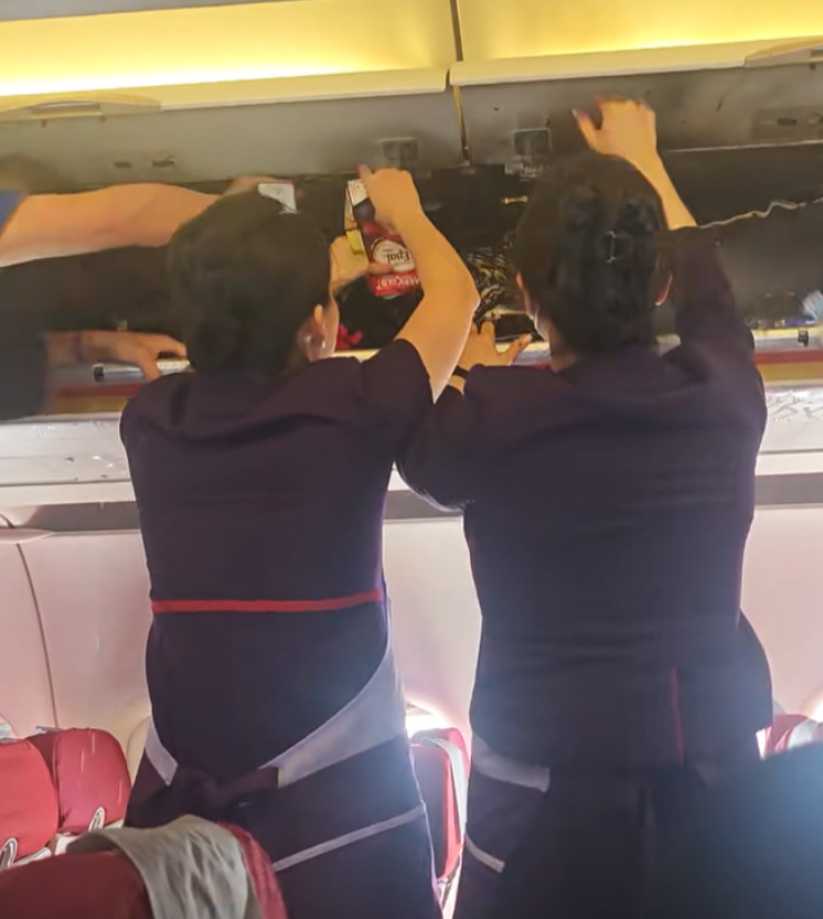 香港航空HX115原定杭州回港,中途轉飛福州。附近多個座位的乘客急疏散,及後客艙行李架火勢已撲滅,可見有燃燒痕跡,空姐及乘客不停倒蘋果汁及樽裝水降溫,不斷有水從行李架流出。(影片截圖)