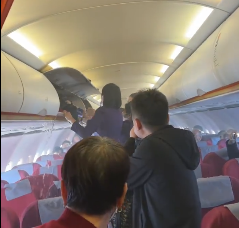 香港航空HX115原定杭州回港,中途轉飛福州。附近多個座位的乘客急疏散,及後客艙行李架火勢已撲滅,可見有燃燒痕跡,空姐及乘客不停倒蘋果汁及樽裝水降溫,不斷有水從行李架流出。(影片截圖)