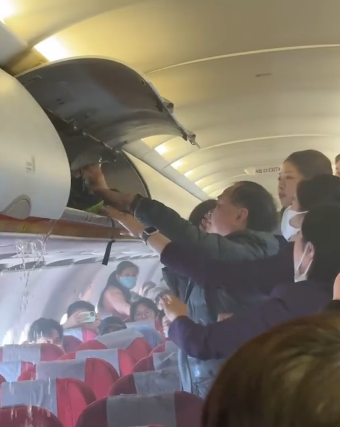 香港航空HX115原定杭州回港,中途轉飛福州。附近多個座位的乘客急疏散,及後客艙行李架火勢已撲滅,可見有燃燒痕跡,空姐及乘客不停倒蘋果汁及樽裝水降溫,不斷有水從行李架流出。(影片截圖)