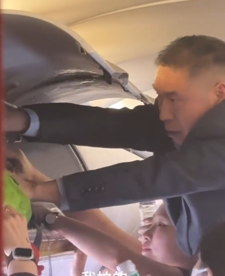 香港航空HX115原定杭州回港,中途轉飛福州。附近多個座位的乘客急疏散,及後客艙行李架火勢已撲滅,可見有燃燒痕跡,空姐及乘客不停倒蘋果汁及樽裝水降溫,不斷有水從行李架流出。(影片截圖)