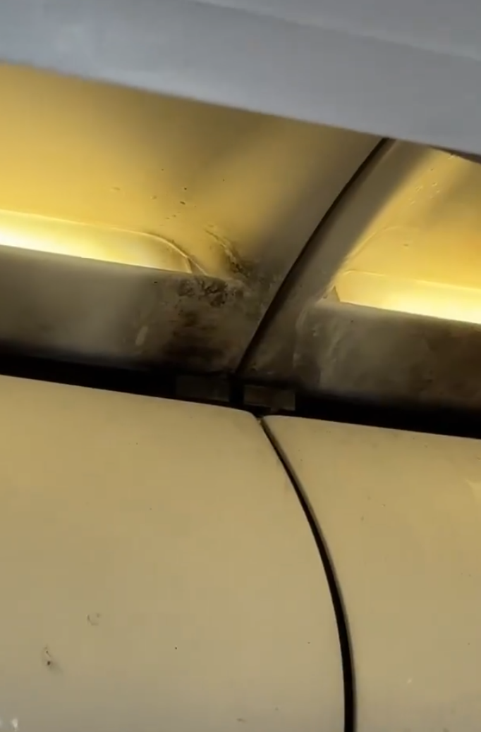 香港航空HX115原定杭州回港,中途轉飛福州。附近多個座位的乘客急疏散,及後客艙行李架火勢已撲滅,可見有燃燒痕跡,空姐及乘客不停倒蘋果汁及樽裝水降溫,不斷有水從行李架流出。(影片截圖)