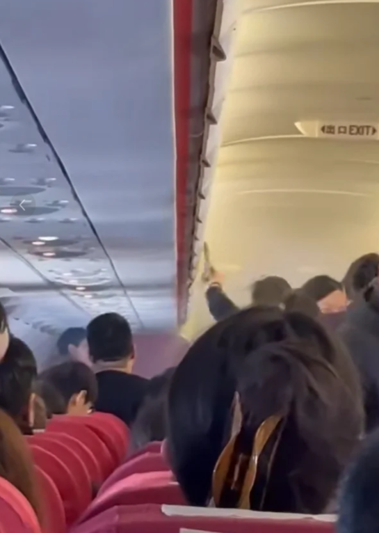 香港航空HX115原定杭州回港,中途轉飛福州。附近多個座位的乘客急疏散,及後客艙行李架火勢已撲滅,可見有燃燒痕跡,空姐及乘客不停倒蘋果汁及樽裝水降溫,不斷有水從行李架流出。(影片截圖)