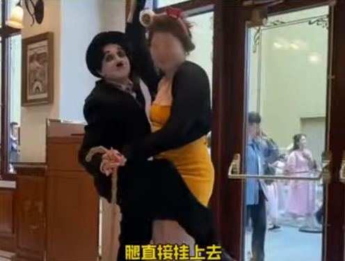 北京環球影城「差利卓別靈」性騷擾遊客 偷錫摸大脾視姦全曝光被停職