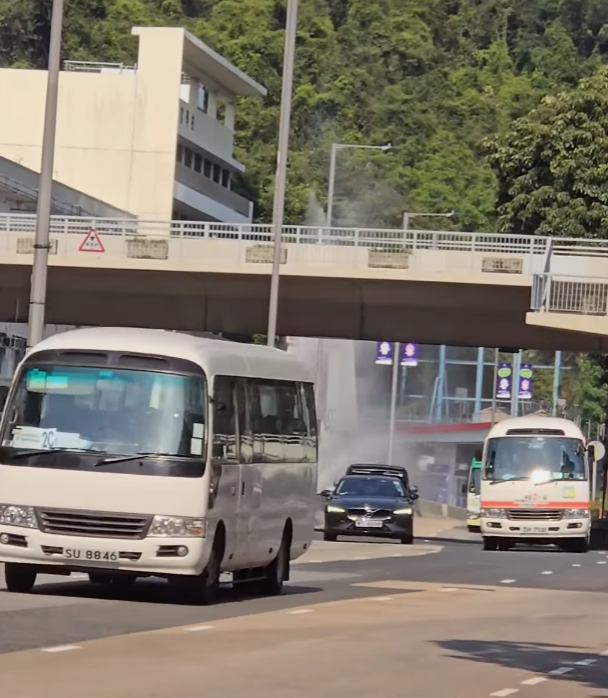 南區黃竹坑道香港仔工業學校近油站行人路爆水管(南區之友 2.0FB)