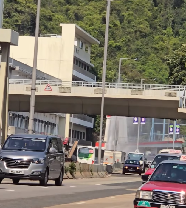 南區黃竹坑道香港仔工業學校近油站行人路爆水管(南區之友 2.0FB)