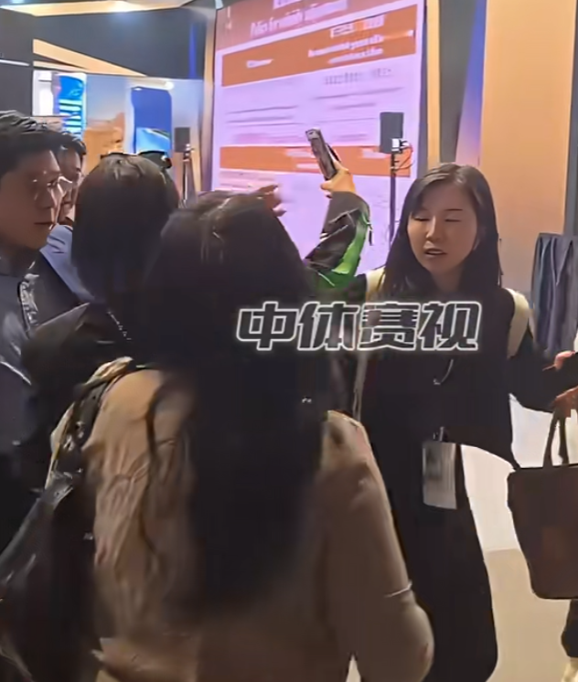 霍啟剛遇到多名人士死纏強行自拍阻擋去路,行為過火,令霍啟剛罕有一度黑面,向對方解釋之後仍不得不合影。(影片截圖)