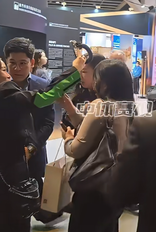 霍啟剛遇到多名人士死纏強行自拍阻擋去路,行為過火,令霍啟剛罕有一度黑面,向對方解釋之後仍不得不合影。(影片截圖)