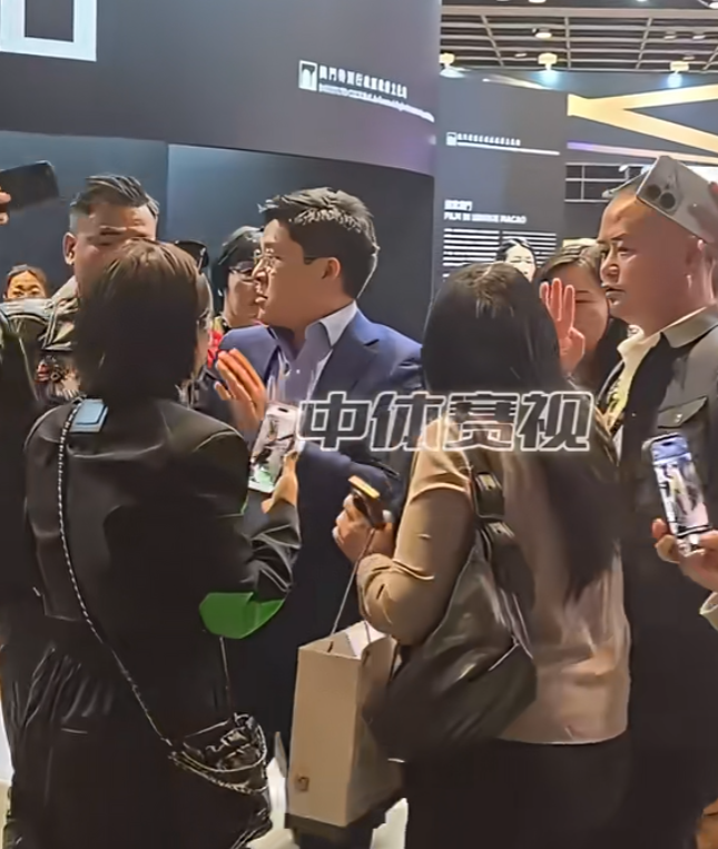 霍啟剛遇到多名人士死纏強行自拍阻擋去路,行為過火,令霍啟剛罕有一度黑面,向對方解釋之後仍不得不合影。(影片截圖)