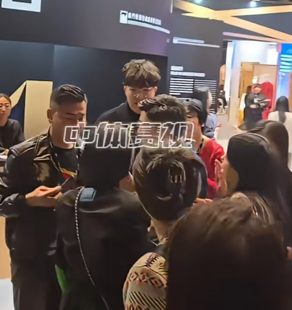 霍啟剛遇到多名人士死纏強行自拍阻擋去路,行為過火,令霍啟剛罕有一度黑面,向對方解釋之後仍不得不合影。(影片截圖)