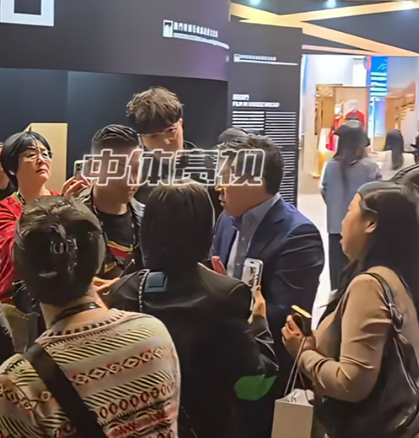 霍啟剛遇到多名人士死纏強行自拍阻擋去路,行為過火,令霍啟剛罕有一度黑面,向對方解釋之後仍不得不合影。(影片截圖)