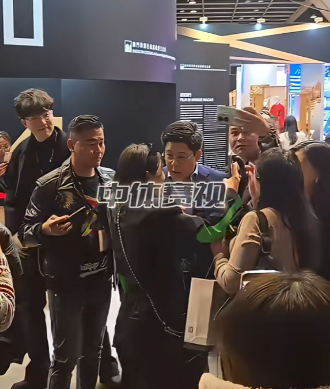 霍啟剛遇到多名人士死纏強行自拍阻擋去路,行為過火,令霍啟剛罕有一度黑面,向對方解釋之後仍不得不合影。(影片截圖)