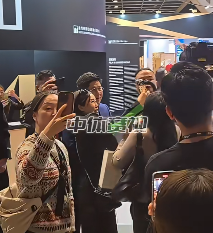 霍啟剛遇到多名人士死纏強行自拍阻擋去路,行為過火,令霍啟剛罕有一度黑面,向對方解釋之後仍不得不合影。(影片截圖)
