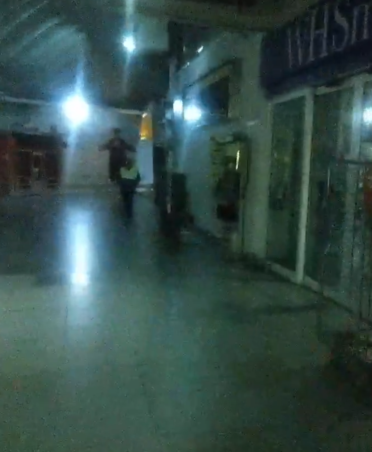 英國倫敦希斯羅機場(Heathrow Airport)附近一個變電站起火,導致機場大停電,因此機場被迫在今日(21日)全日暫停運作。(影片截圖)