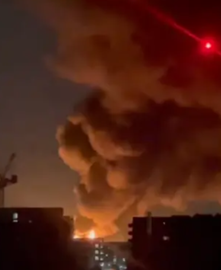 英國倫敦希斯羅機場(Heathrow Airport)附近一個變電站起火,導致機場大停電,因此機場被迫在今日(21日)全日暫停運作。(影片截圖)