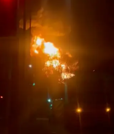 英國倫敦希斯羅機場(Heathrow Airport)附近一個變電站起火,導致機場大停電,因此機場被迫在今日(21日)全日暫停運作。(影片截圖)