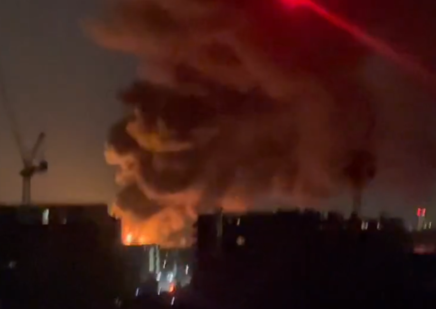 英國倫敦希斯羅機場(Heathrow Airport)附近一個變電站起火,導致機場大停電,因此機場被迫在今日(21日)全日暫停運作。(影片截圖)